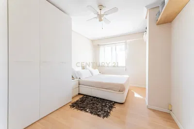 Κουζίνα; συσκευές κουζίνας, ξύλινο πάτωμα, φυσικό φως, μοντέρνο στυλ