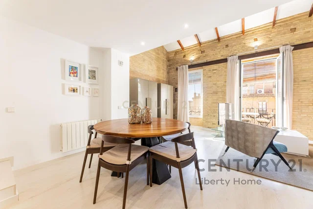 Cucina; elettrodomestici, pavimento in legno, luce naturale, stile moderno