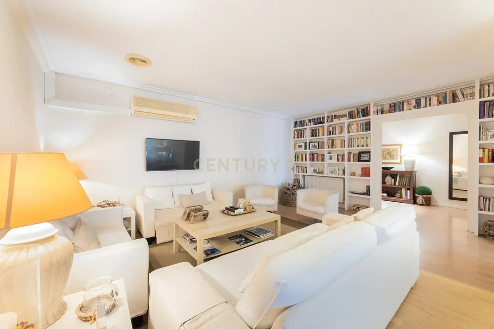 Κουζίνα; συσκευές κουζίνας, ξύλινο πάτωμα, φυσικό φως, μοντέρνο στυλ