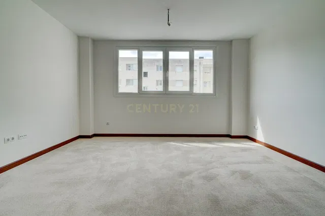 Kuchnia; sprzęt kuchenny, podłoga drewniana, światło dzienne, styl nowoczesny