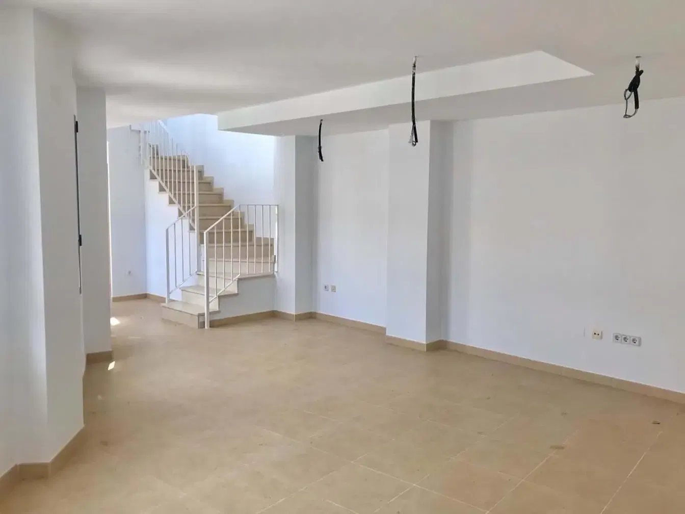 Cuisine; électroménager, parquet, lumière naturelle, style moderne