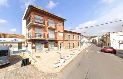 Kuchyně; kuchyňské spotřebiče, dřevěná podlaha, přirozené světlo, moderní styl