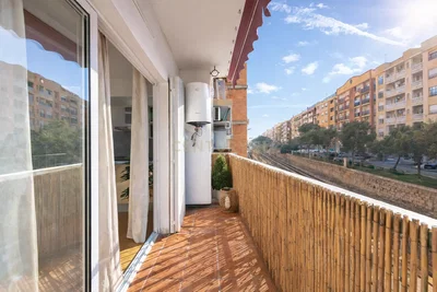 Κουζίνα; συσκευές κουζίνας, ξύλινο πάτωμα, φυσικό φως, μοντέρνο στυλ