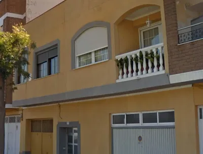 Kuchyně; kuchyňské spotřebiče, dřevěná podlaha, přirozené světlo, moderní styl