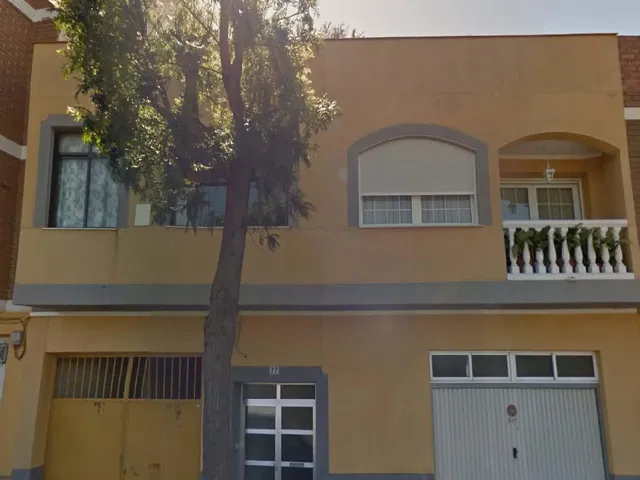 Kuchyně; kuchyňské spotřebiče, dřevěná podlaha, přirozené světlo, moderní styl