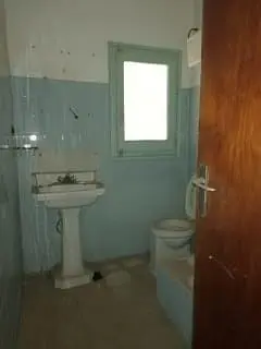 Cozinha; eletrodomésticos, chão de madeira, luz natural, estilo moderno