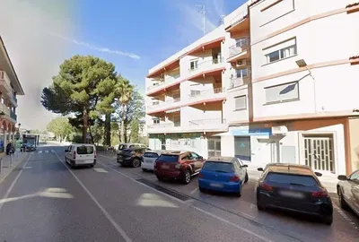 Kuchyně; kuchyňské spotřebiče, dřevěná podlaha, přirozené světlo, moderní styl