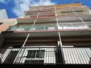 Cozinha; eletrodomésticos, chão de madeira, luz natural, estilo moderno