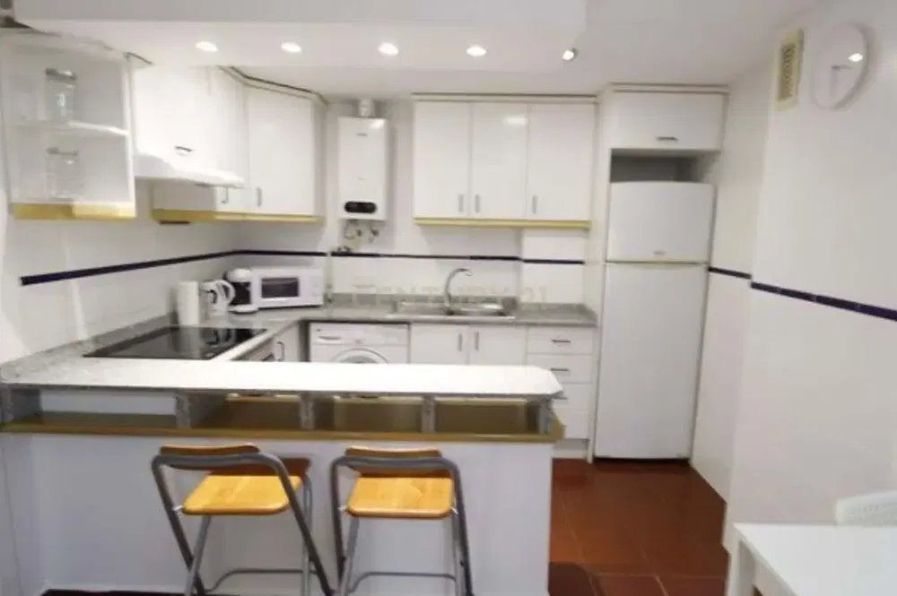 Cucina; elettrodomestici, pavimento in legno, luce naturale, stile moderno