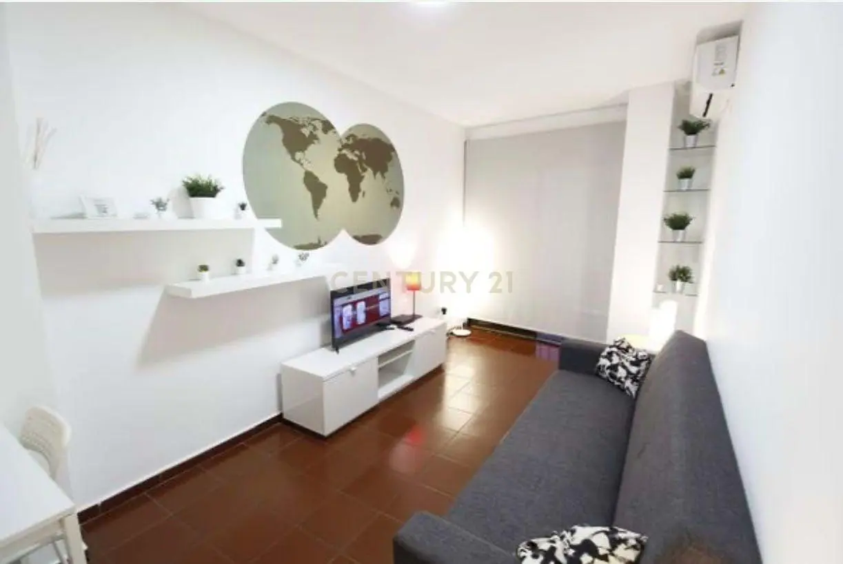 Obývací pokoj; dřevěná podlaha, přirozené světlo, moderní styl