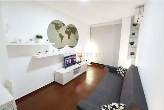 Obývací pokoj; dřevěná podlaha, přirozené světlo, moderní styl