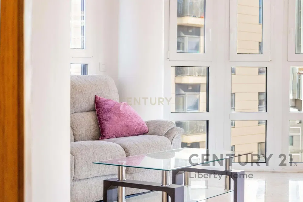 Kuchyně; kuchyňské spotřebiče, dřevěná podlaha, přirozené světlo, moderní styl