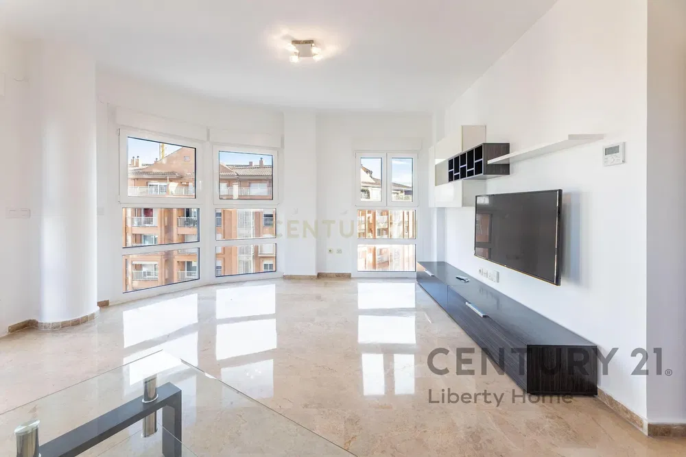 Kuchyně; kuchyňské spotřebiče, dřevěná podlaha, přirozené světlo, moderní styl