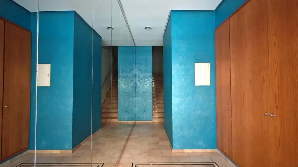 مطبخ; أجهزة المطبخ, أرضية خشبية, ضوء طبيعي, أسلوب عصري