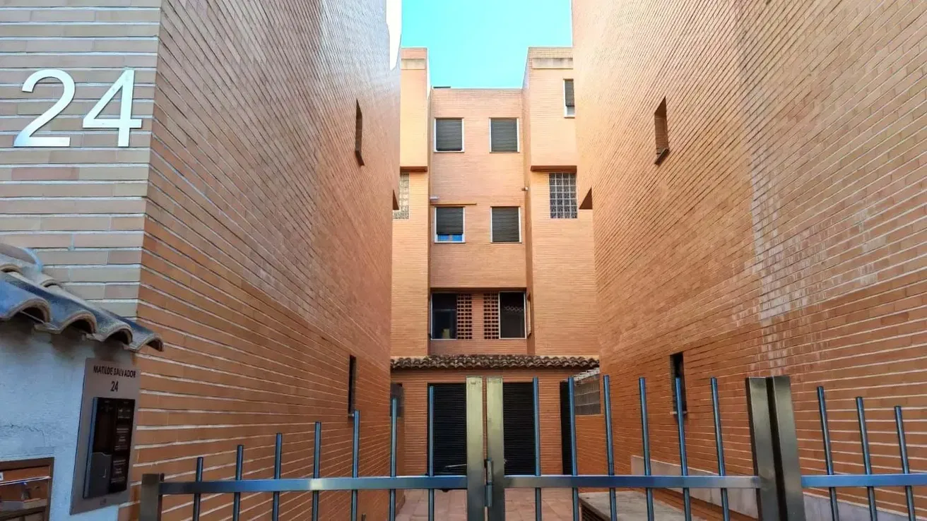 Obývací pokoj; dřevěná podlaha, přirozené světlo, moderní styl