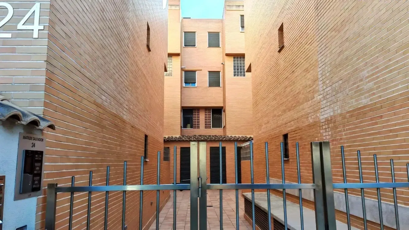 Obývací pokoj; dřevěná podlaha, přirozené světlo, moderní styl