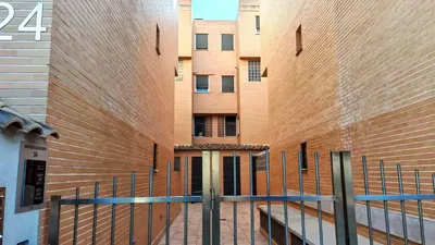 Obývací pokoj; dřevěná podlaha, přirozené světlo, moderní styl