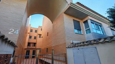 Kuchyně; kuchyňské spotřebiče, dřevěná podlaha, přirozené světlo, moderní styl