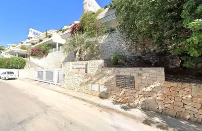 Mutfak; mutfak aletleri, ahşap zemin, doğal ışık, modern stil