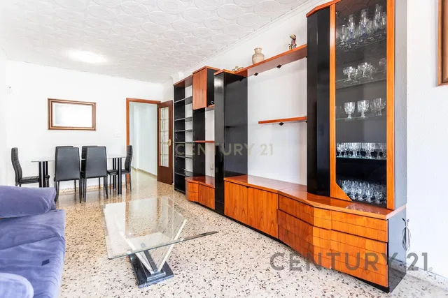 Cocina; electrodomésticos, suelo de madera, luz natural, estilo moderno