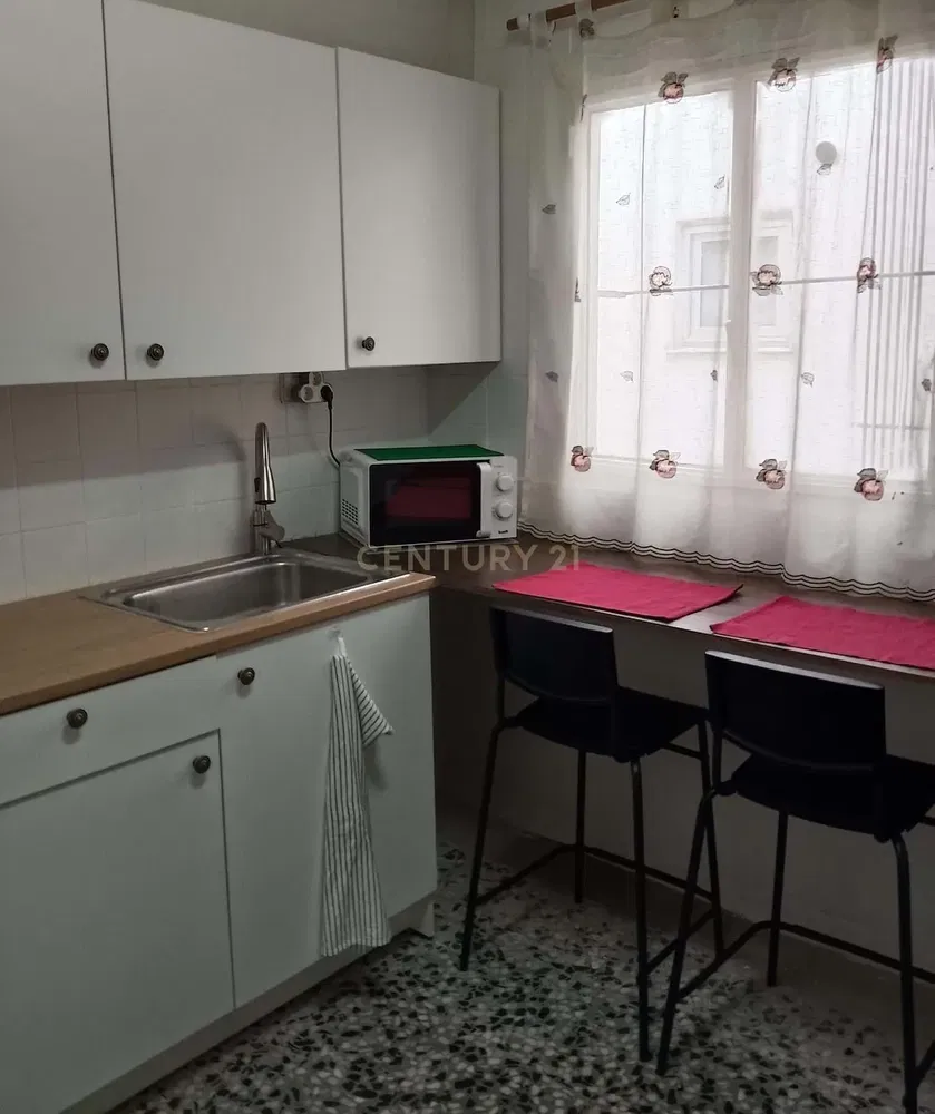 غرفة معيشة; أرضية خشبية, ضوء طبيعي, أسلوب عصري