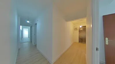 Kuchyně; kuchyňské spotřebiče, dřevěná podlaha, přirozené světlo, moderní styl