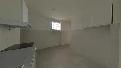 Kuchyně; kuchyňské spotřebiče, dřevěná podlaha, přirozené světlo, moderní styl