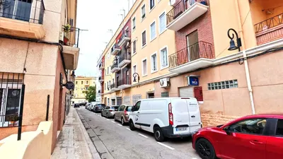 Keuken; keukenapparatuur, houten vloer, natuurlijk licht, moderne stijl