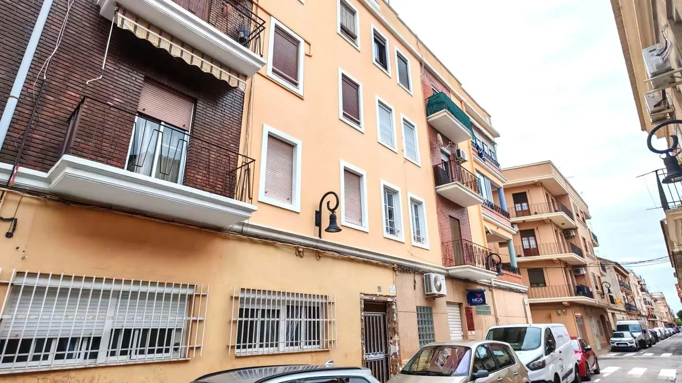 Kuhinja; kućanski aparati, drveni pod, prirodna svjetlost, moderan stil