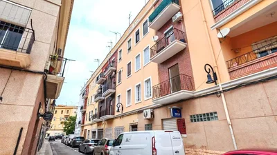 Kuhinja; kućanski aparati, drveni pod, prirodna svjetlost, moderan stil