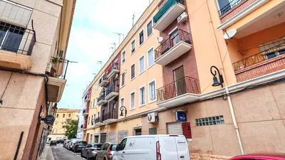 Kuchyně; kuchyňské spotřebiče, dřevěná podlaha, přirozené světlo, moderní styl