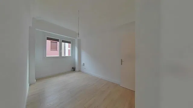 Cucina; elettrodomestici, pavimento in legno, luce naturale, stile moderno