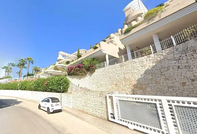 Cucina; elettrodomestici, pavimento in legno, luce naturale, stile moderno