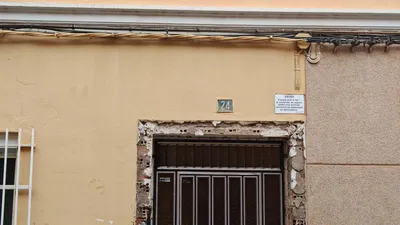 Keuken; keukenapparatuur, houten vloer, natuurlijk licht, moderne stijl