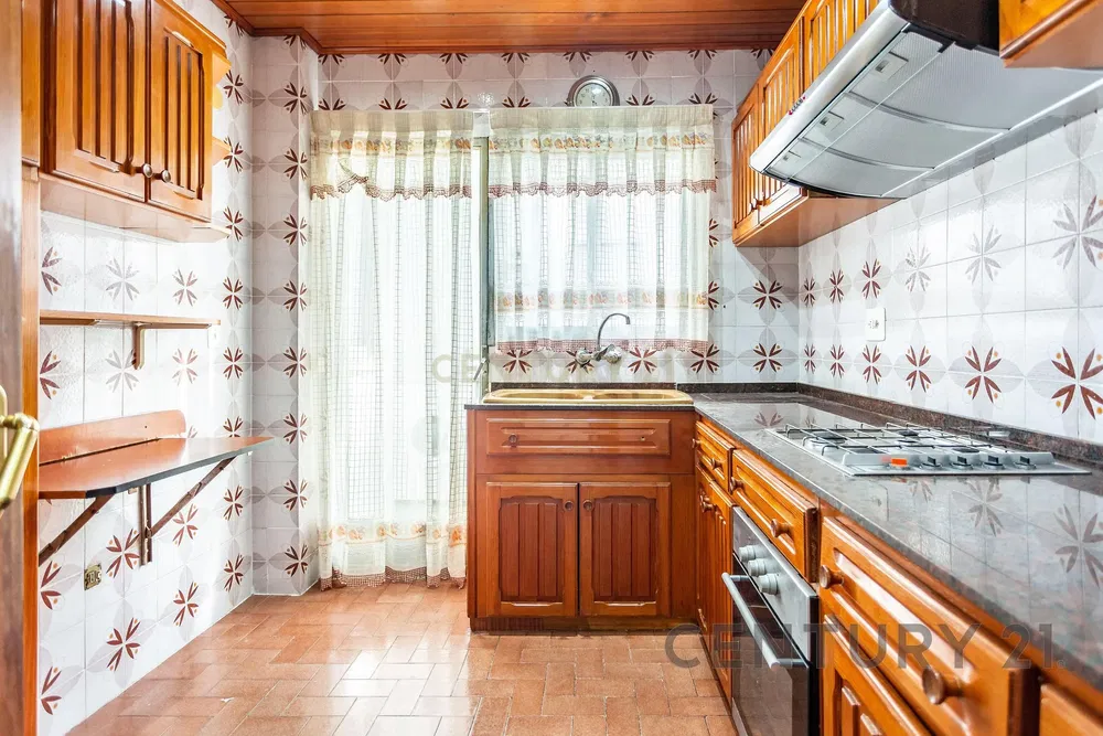 Kuchyně; kuchyňské spotřebiče, dřevěná podlaha, přirozené světlo, moderní styl