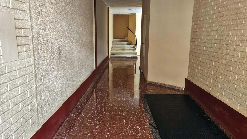 Cucina; elettrodomestici, pavimento in legno, luce naturale, stile moderno