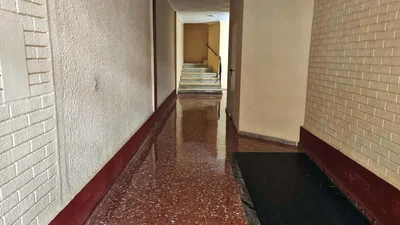 Cucina; elettrodomestici, pavimento in legno, luce naturale, stile moderno