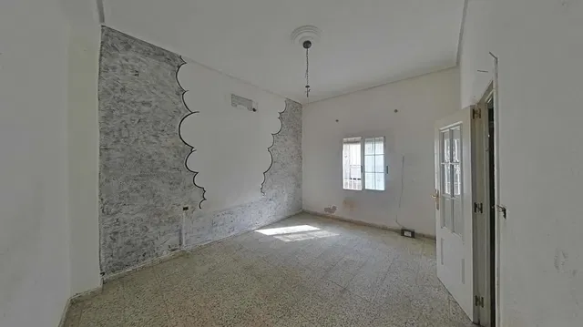 Salón; suelo de madera, luz natural, estilo moderno