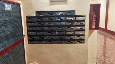 Kuchyně; kuchyňské spotřebiče, dřevěná podlaha, přirozené světlo, moderní styl