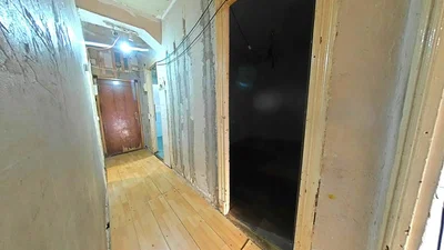 Kuchyně; kuchyňské spotřebiče, dřevěná podlaha, přirozené světlo, moderní styl