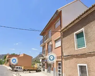 Kuchyně; kuchyňské spotřebiče, dřevěná podlaha, přirozené světlo, moderní styl