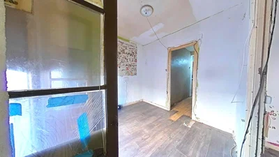 Kuchyně; kuchyňské spotřebiče, dřevěná podlaha, přirozené světlo, moderní styl