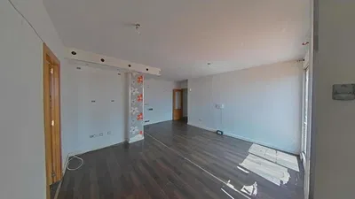 Sala de estar; chão de madeira, luz natural, estilo moderno