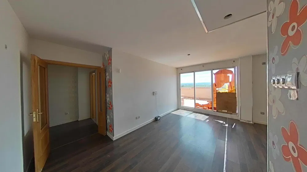 Cozinha; eletrodomésticos, chão de madeira, luz natural, estilo moderno