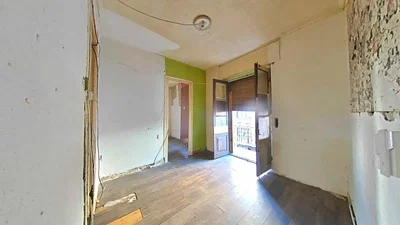 Obývací pokoj; dřevěná podlaha, přirozené světlo, moderní styl
