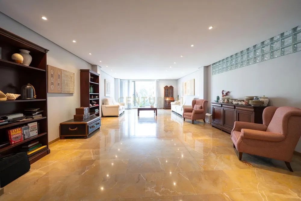 Cocina; electrodomésticos, suelo de madera, luz natural, estilo moderno