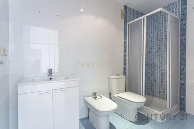 Cozinha; eletrodomésticos, chão de madeira, luz natural, estilo moderno