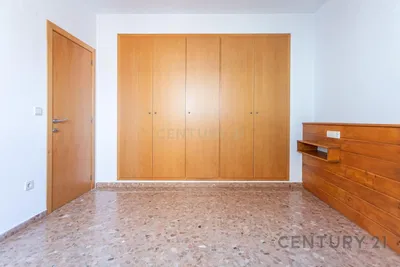 Κουζίνα; συσκευές κουζίνας, ξύλινο πάτωμα, φυσικό φως, μοντέρνο στυλ