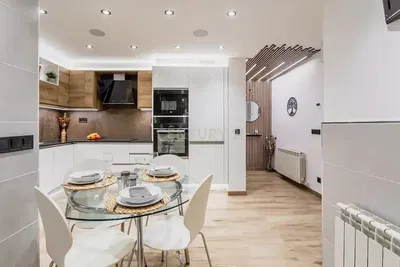 Wohnzimmer; holzboden, tageslicht, moderner stil