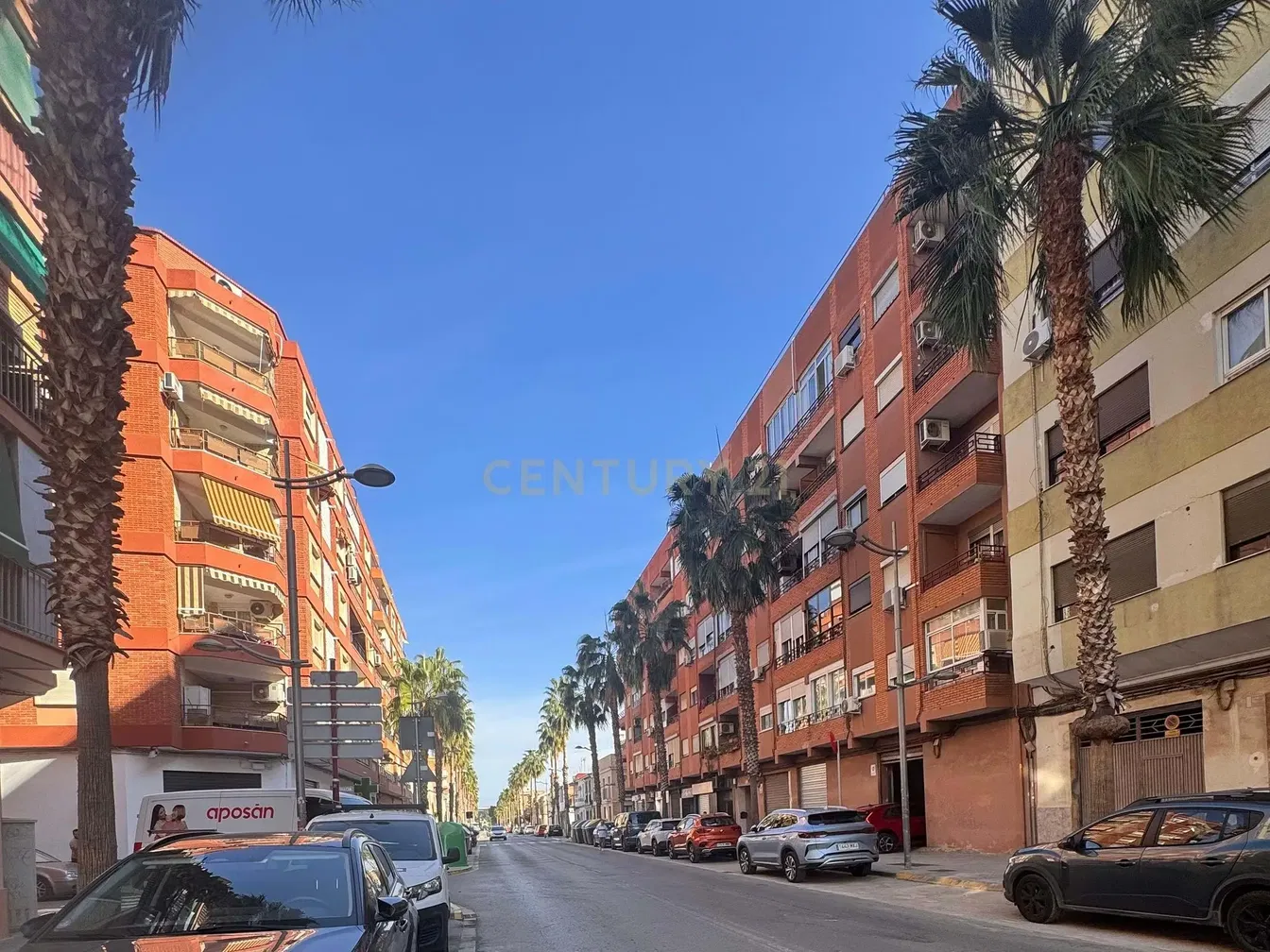 مطبخ; أجهزة المطبخ, أرضية من البلاط, ضوء طبيعي, أسلوب عصري